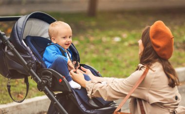 Bebek arabasında bir kadın ve sevimli bebeği.