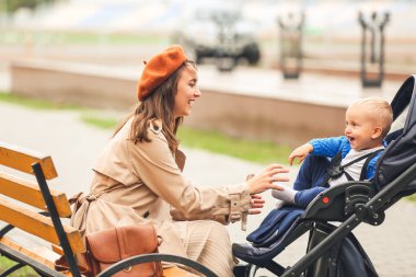 Bebek arabasında bir kadın ve sevimli bebeği.