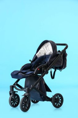 Renkli bebek arabasının modern arka planı