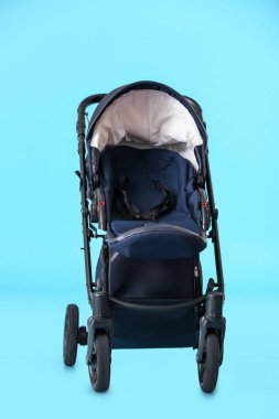 Renkli bebek arabasının modern arka planı