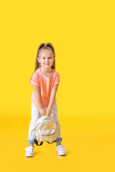 Милая Маленькая Школьница Цветном Фоне — стоковое фото