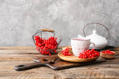 Masada bir fincan sağlıklı viburnum çayı