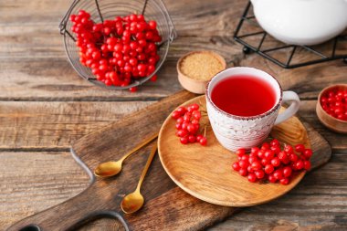 Masada bir fincan sağlıklı viburnum çayı