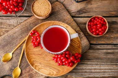 Masada bir fincan sağlıklı viburnum çayı