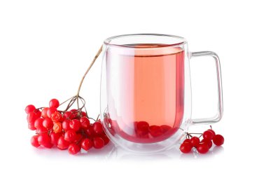 Beyaz arka planda bir fincan sağlıklı viburnum çayı.