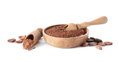 Beyaz arka planda kakao tozu ve fasulye tabağı.