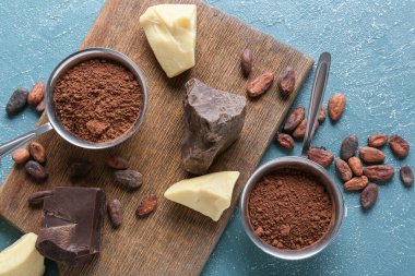 Kakao tozu, fasulye, tereyağı ve çikolatalı tahta