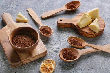 Gri arka planda tereyağlı kakao tozu