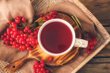 Masada bir fincan sağlıklı viburnum çayı.