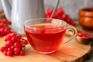 Masada bir fincan sağlıklı viburnum çayı, yakın plan.