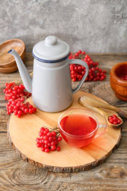 Masada bir fincan sağlıklı viburnum çayı