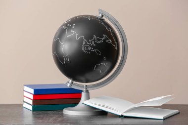 Masada renk arkaplanına karşı kitaplar olan dünya