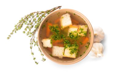 Beyaz arka planda lezzetli sarımsaklı çorba kasesi.