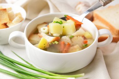 Hafif arka planda lezzetli sarımsaklı çorba kasesi, yakın plan.