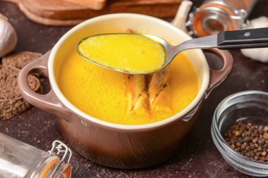 Koyu arkaplanda lezzetli sarımsaklı krema çorbası.