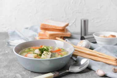 Masada lezzetli sarımsak çorbası ile bir kase