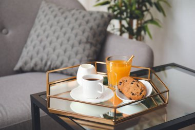 Odadaki lezzetli kahvaltılı tepsi.