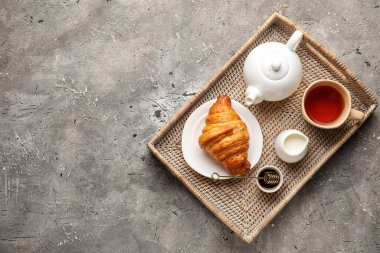 Koyu arkaplanda lezzetli kahvaltı tepsisi