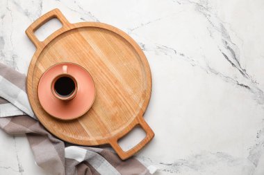 Hafif arka planda bir fincan kahve tepsisi