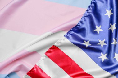 Transeksüel ve ABD bayrakları arka planda