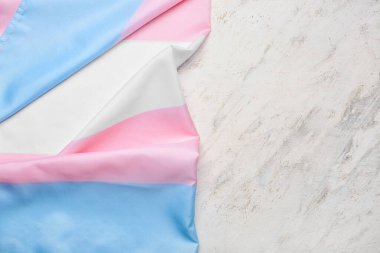 Işık arkaplanda cinsiyet değiştirme bayrağı