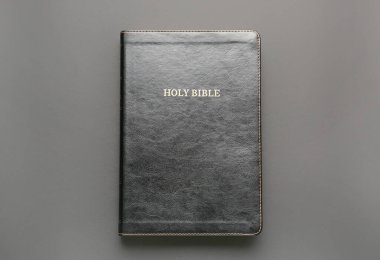 Karanlık arka planda kutsal İncil