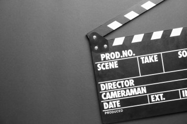 Koyu arkaplanda sinemanın alkış tahtası