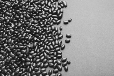 Siyah arka planda bir yığın siyah fasulye.