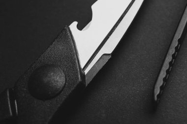 Koyu arkaplanda metal makas, yakın plan