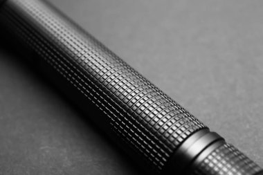 Karanlık arka planda modern el feneri, yakın plan