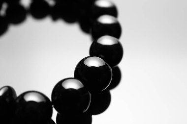 Koyu arkaplanda bilezik, yakın plan