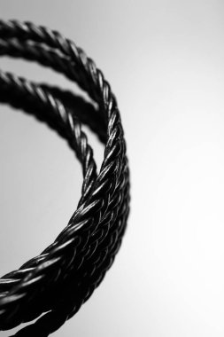 Gri arkaplanda kadın kemerleri, yakın plan