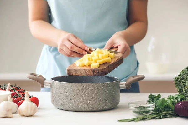 Kvinna Som Lägger Skuren Potatis Kokgryta Bord Kök — Stockfoto