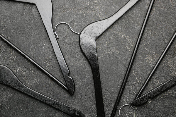 Одежда висит на тёмном фоне