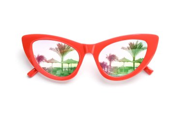 Beyaz arka planda tropik tatil beldesinin yansıması olan şık güneş gözlükleri