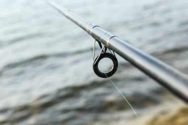 Yaz günü nehirde balık tutmak, yakın çekim.