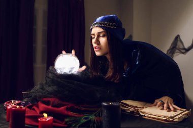 Geleceği okuyan kadın falcı.