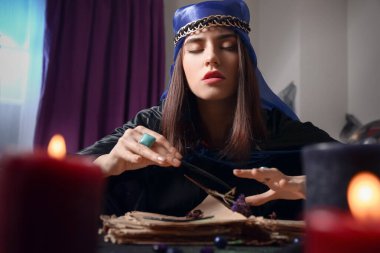 Geleceği okuyan kadın falcı.