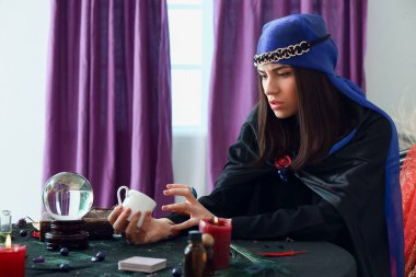 Geleceği okuyan kadın falcı.