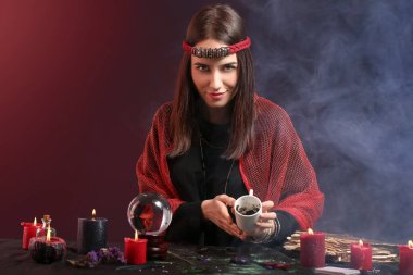 Geleceği okuyan kadın falcı.