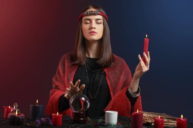 Geleceği okuyan kadın falcı.