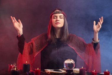 Geleceği okuyan kadın falcı.