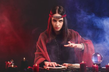 Geleceği okuyan kadın falcı.