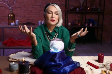 Geleceği okuyan kadın falcı.