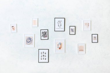 Işık duvarında asılı güzel resimler