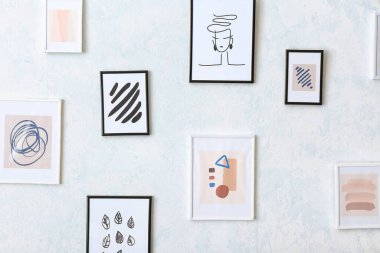 Işık duvarında asılı güzel resimler