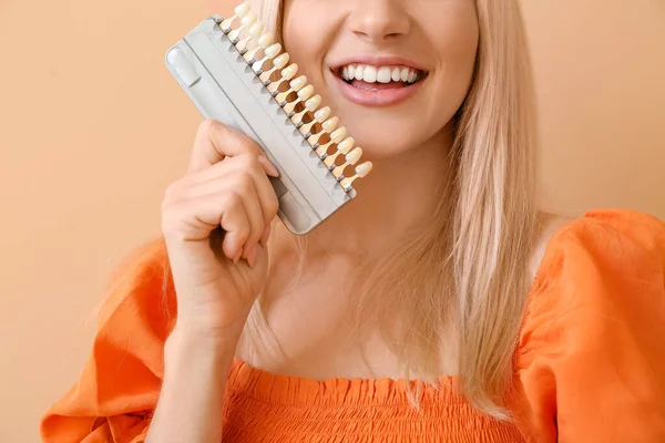 Young Woman Teeth Color Chart Pink Background Closeup — Stock Photo, Image