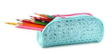 Beyaz arkaplanda renkli kalemli bir dosya