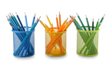 Beyaz arkaplanda renkli kalemleri olan tutucular