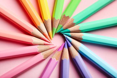 Renkli arka planda renkli kalemlerle kompozisyon